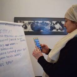 Women migrants and refugees learn how to be an activist